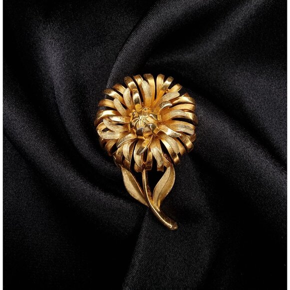 Vintage 1960s TRIFARI Signed Chrysanthemum Gold-Tone Flower Brooch Pin